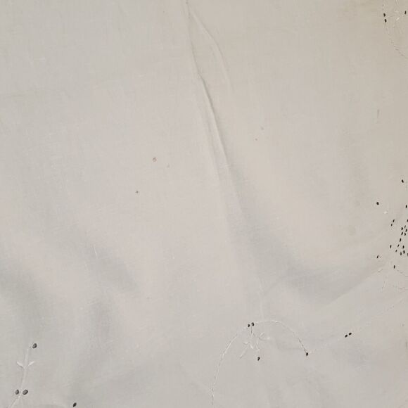 VINTAGE WHITE TABLECLOTH TOPPER 33" SQUARE EMBROIDERED SCALLOPED EYELET ESTATE - Picture 7 of 12